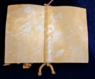 Libro decorativo aperto