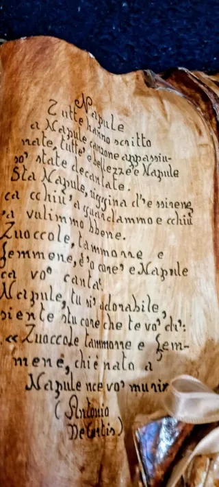 Libro decorativo aperto