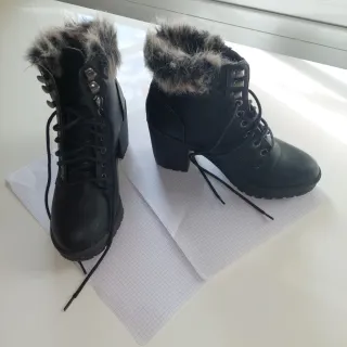 Botas negras con pelo