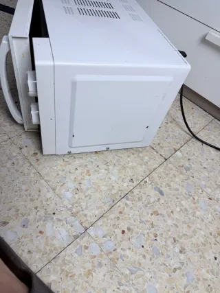 Microondas de marca Orbegozo en Blanco.