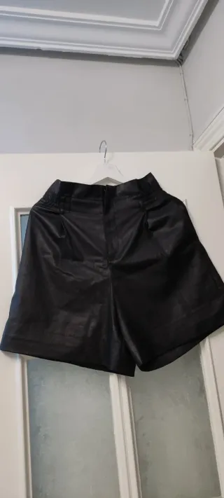 Pantalón corto polipiel negro talle alto