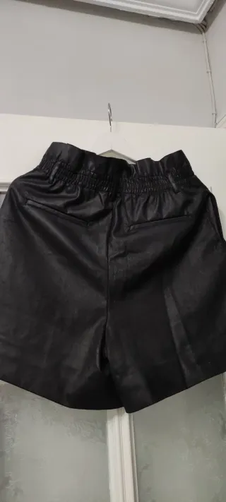 Pantalón corto polipiel negro talle alto