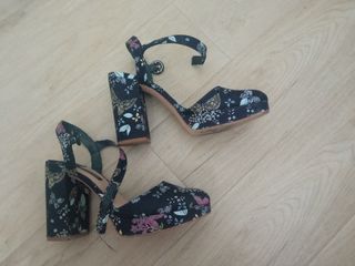 Zapatos de plataforma con estampado floral