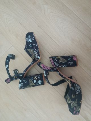 Zapatos de plataforma con estampado floral