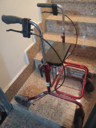 Andador con frenos y cesta