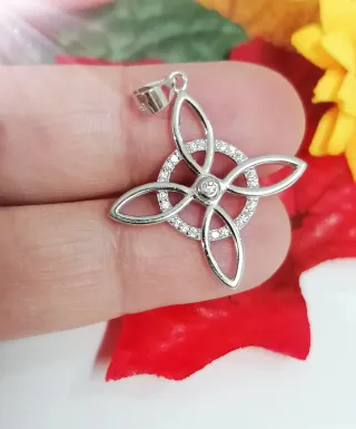 Colgante Plata de  Ley Nudo de Bruja circonitas