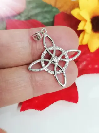 Colgante Plata de  Ley Nudo de Bruja circonitas