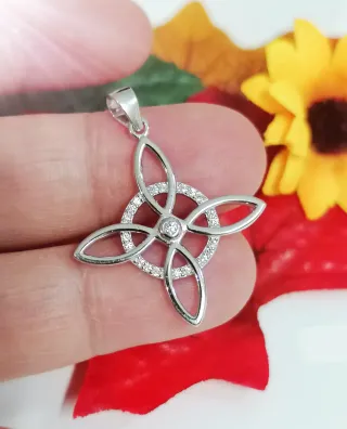 Colgante Plata de  Ley Nudo de Bruja circonitas