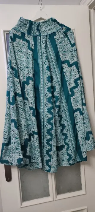 Pantalón palazzo verde con estampado