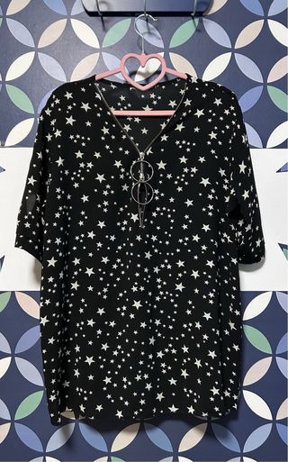 Blusa negra estrellas blancas cremallera doble
