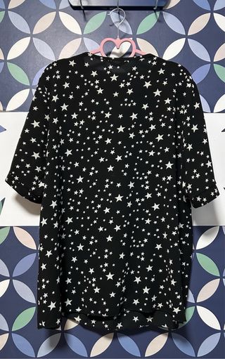 Blusa negra estrellas blancas cremallera doble