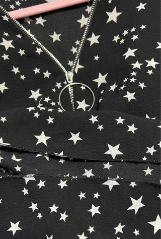 Blusa negra estrellas blancas cremallera doble