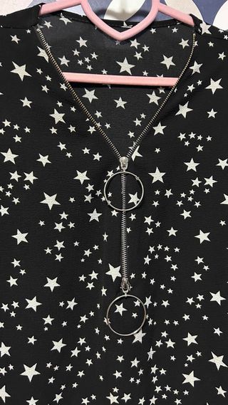 Blusa negra estrellas blancas cremallera doble