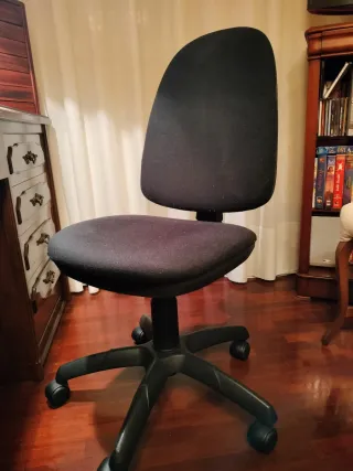 Silla giratoria de oficina negra