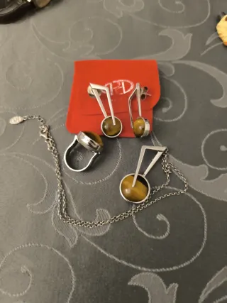 Conjunto de Joyas: Colgante, Anillo y Pendientes