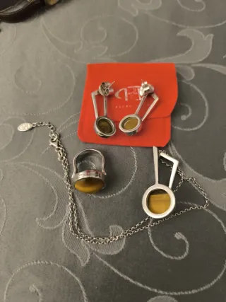 Conjunto de Joyas: Colgante, Anillo y Pendientes