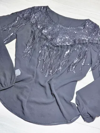 Camiseta lentejuelas y flecos