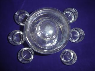 Ponchera de cristal con vasos grabados