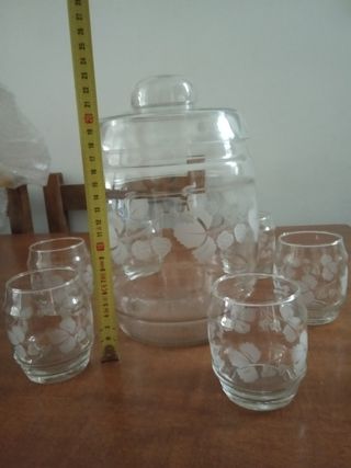Ponchera de cristal con vasos grabados