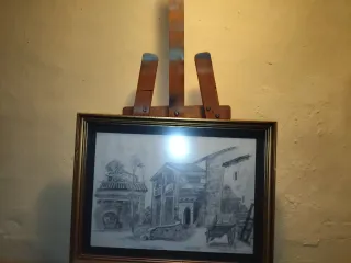 Caballete de madera con cuadro