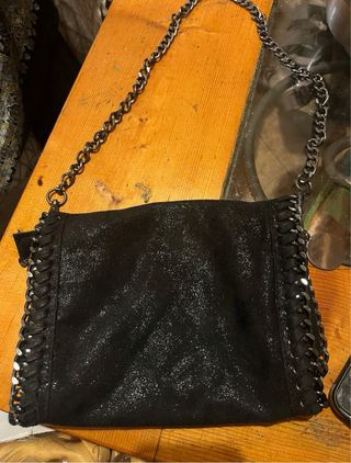 Bolso negro con cadena y tachuelas
