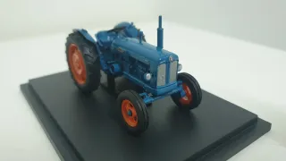 Tractor Fordson Power Major, Ebro Super 55.