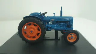 Tractor Fordson Power Major, Ebro Super 55.