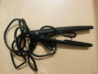 Plancha de pelo negra ligera