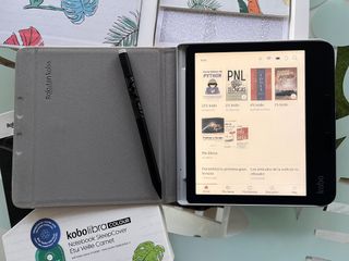 Kit completo Kobo Libra Colour con penna e 2 custodie
