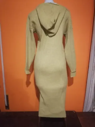 Vestido verde militar com capuz