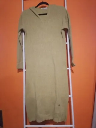 Vestido verde militar com capuz