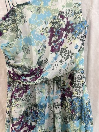 Vestido de fiesta floral asimétrico