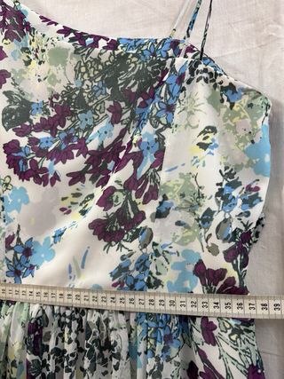 Vestido de fiesta floral asimétrico