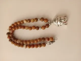 Colar com pingente de Buda e pedras castanhas