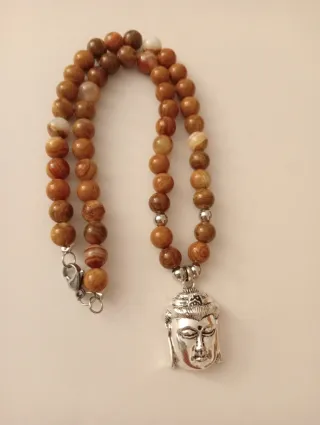 Colar com pingente de Buda e pedras castanhas