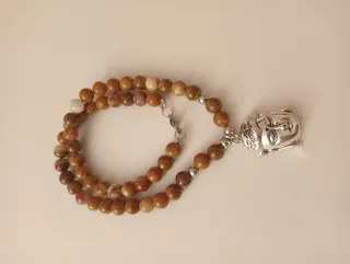 Colar com pingente de Buda e pedras castanhas