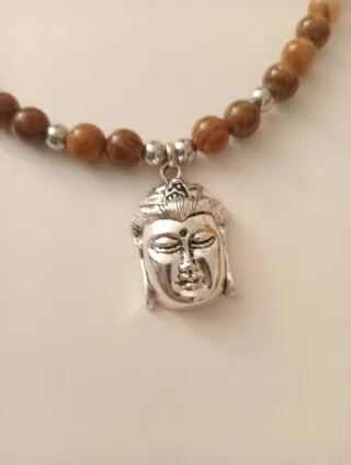 Colar com pingente de Buda e pedras castanhas