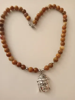 Colar com pingente de Buda e pedras castanhas