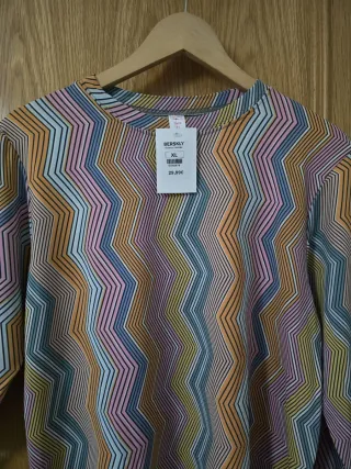 CAMISETA CON ETIQUETA TALLA XL