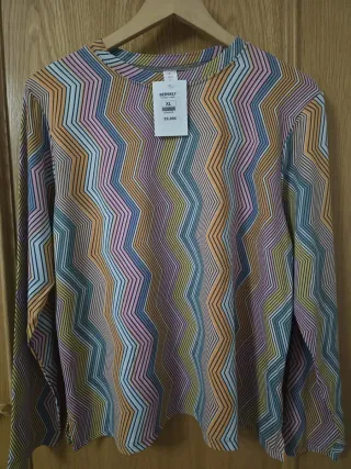 CAMISETA CON ETIQUETA TALLA XL