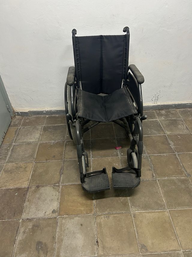 Silla de ruedas plegable .