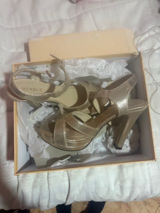 Zapatos de tacón dorados MENBUR