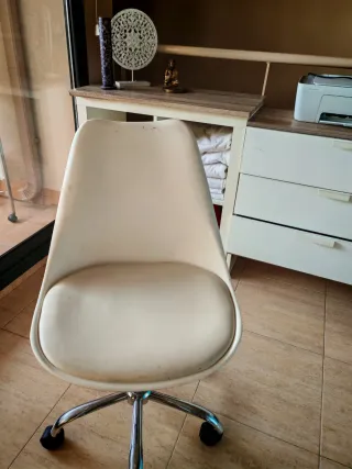 Silla de oficina beige y plateada