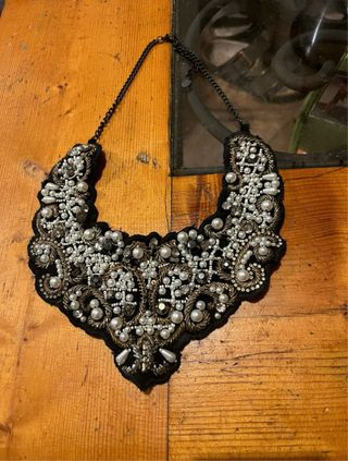 Collar plateado negro y blanco con pedrería