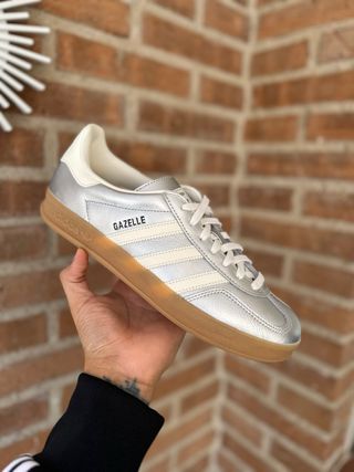 Zapatillas Adidas Gazelle Plata y Blanco