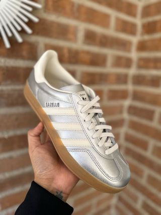 Zapatillas Adidas Gazelle Plata y Blanco