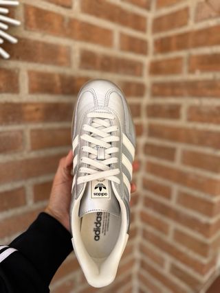 Zapatillas Adidas Gazelle Plata y Blanco