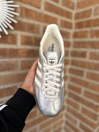 Zapatillas Adidas Gazelle Plata y Blanco