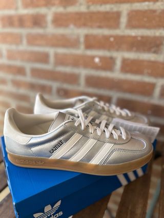 Zapatillas Adidas Gazelle Plata y Blanco