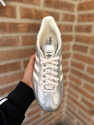 Zapatillas Adidas Gazelle Plata y Blanco